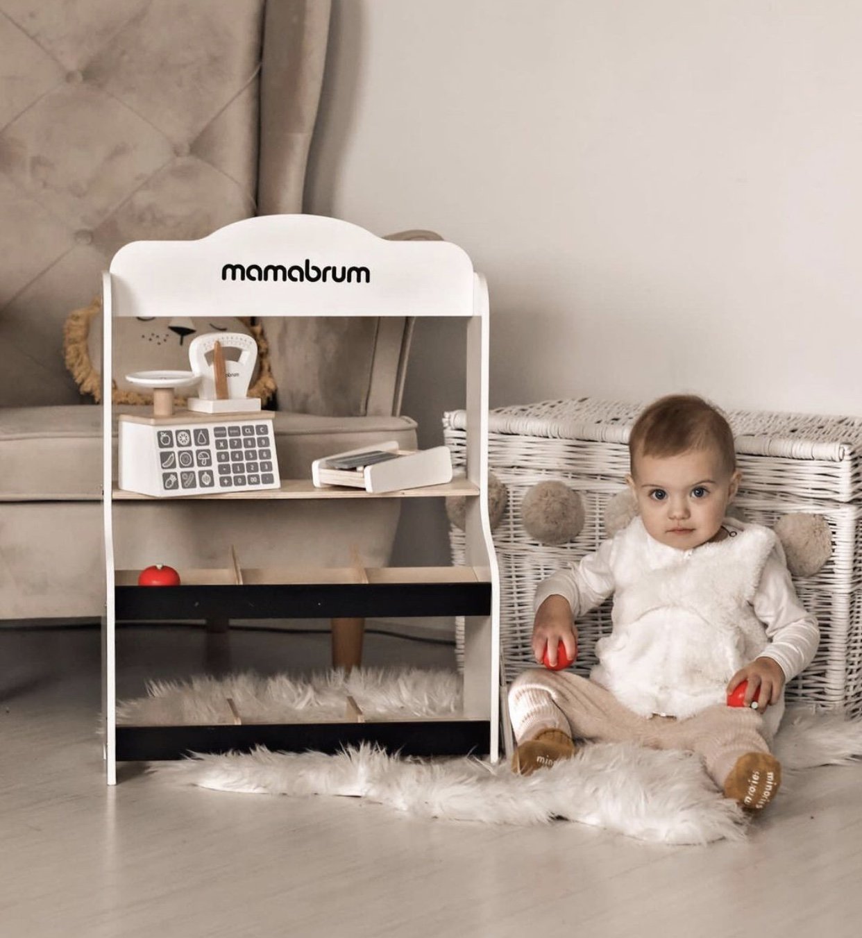 Minimercado - loja com balança, terminal, cartão de pagamento e fruta