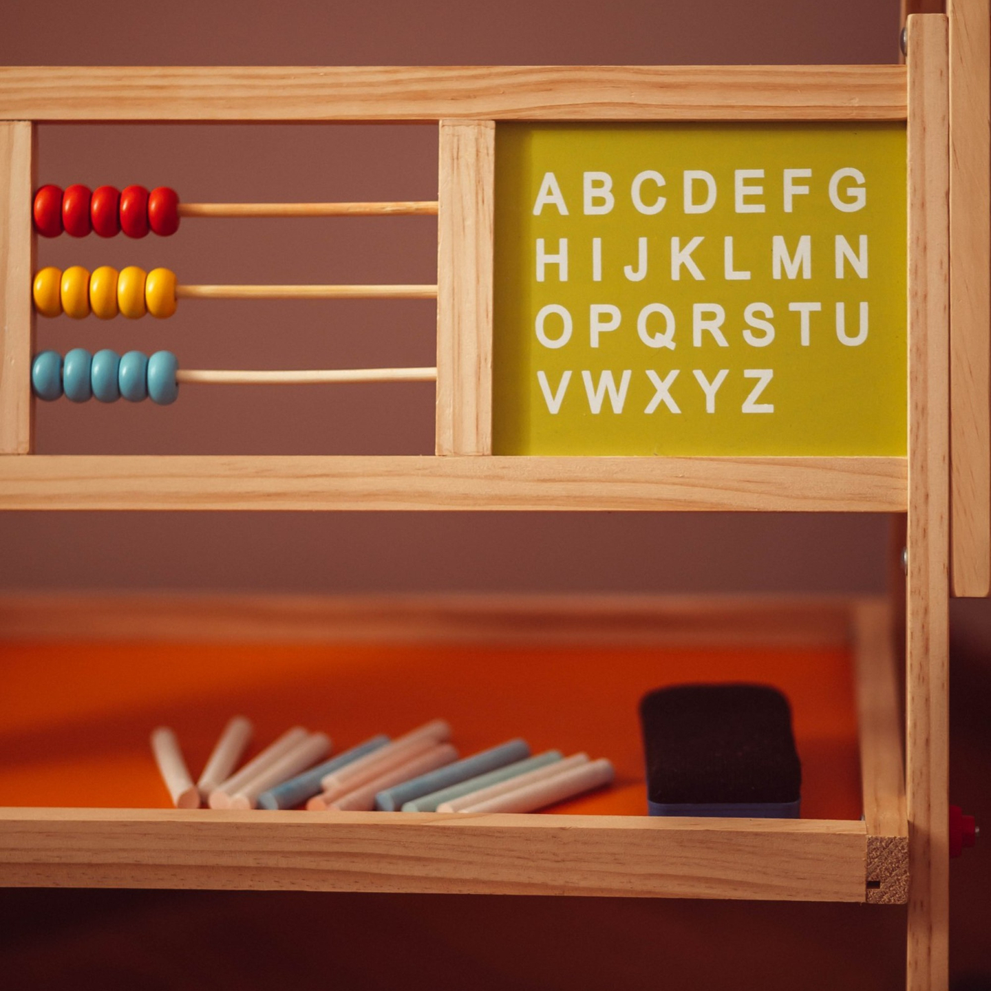 Grande quadro educativo de duas faces: magnético e quadro de giz - quadro de apagar a seco, de madeira