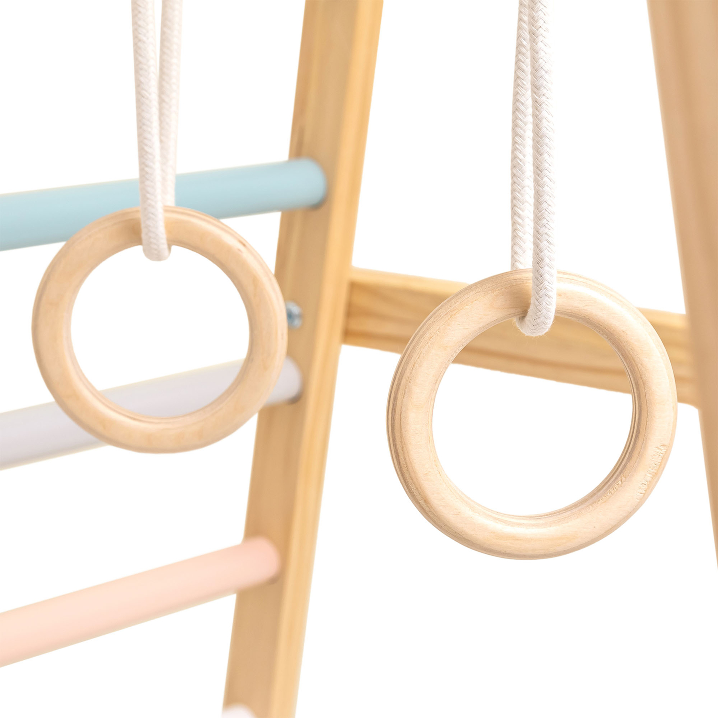 Parque infantil coberto de madeira com balanço, argolas de ginástica e rede de escalada