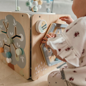 Grande cubo de atividades de madeira com laço - Montessori