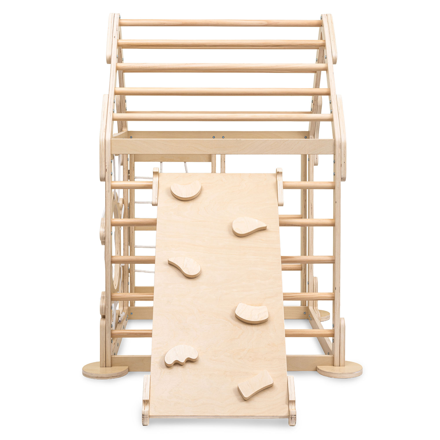 Playground interno de madeira para crianças - uma casa com escadas e um escorregador