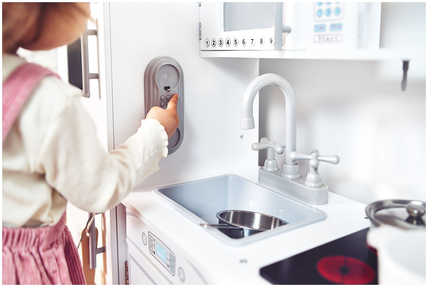 Grandes acessórios de cozinha brancos de madeira e avental