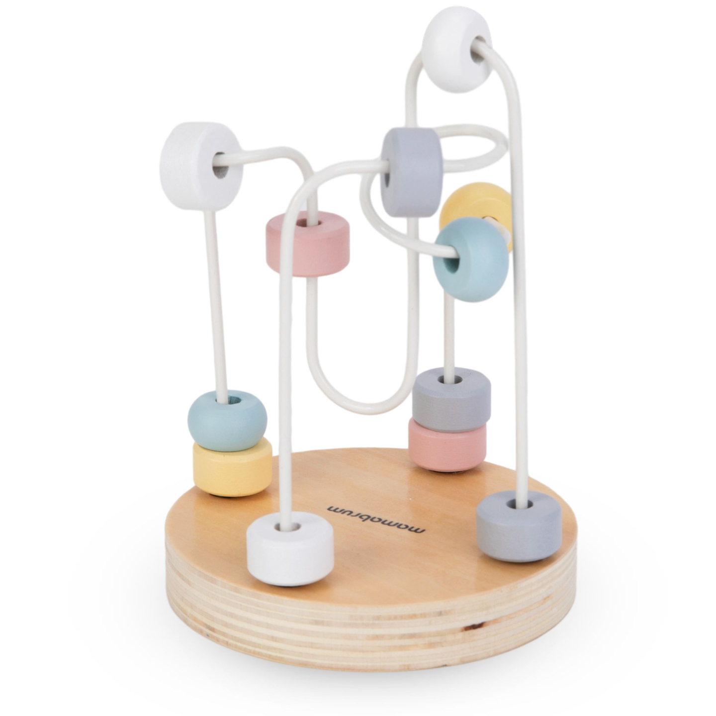 Um conjunto de brinquedos de madeira - um entrelaçado colorido, uma pirâmide de cervos, um classificador de pinguins