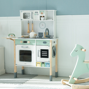 Cozinha interactiva com máquina de lavar roupa, máquina de lavar louça e quadro de giz