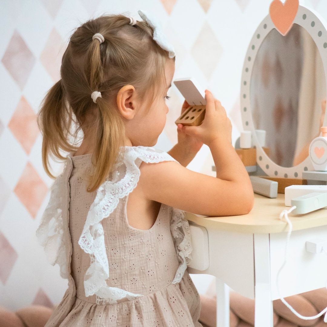 Penteadeira de madeira com banco e acessórios