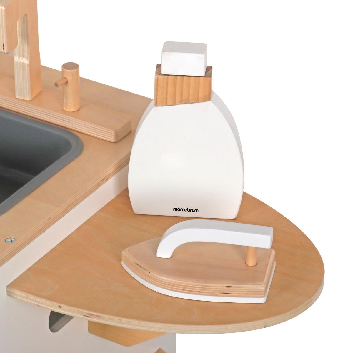 Máquina de lavar roupa em madeira com ferro de engomar, cesto e líquido de lavagem