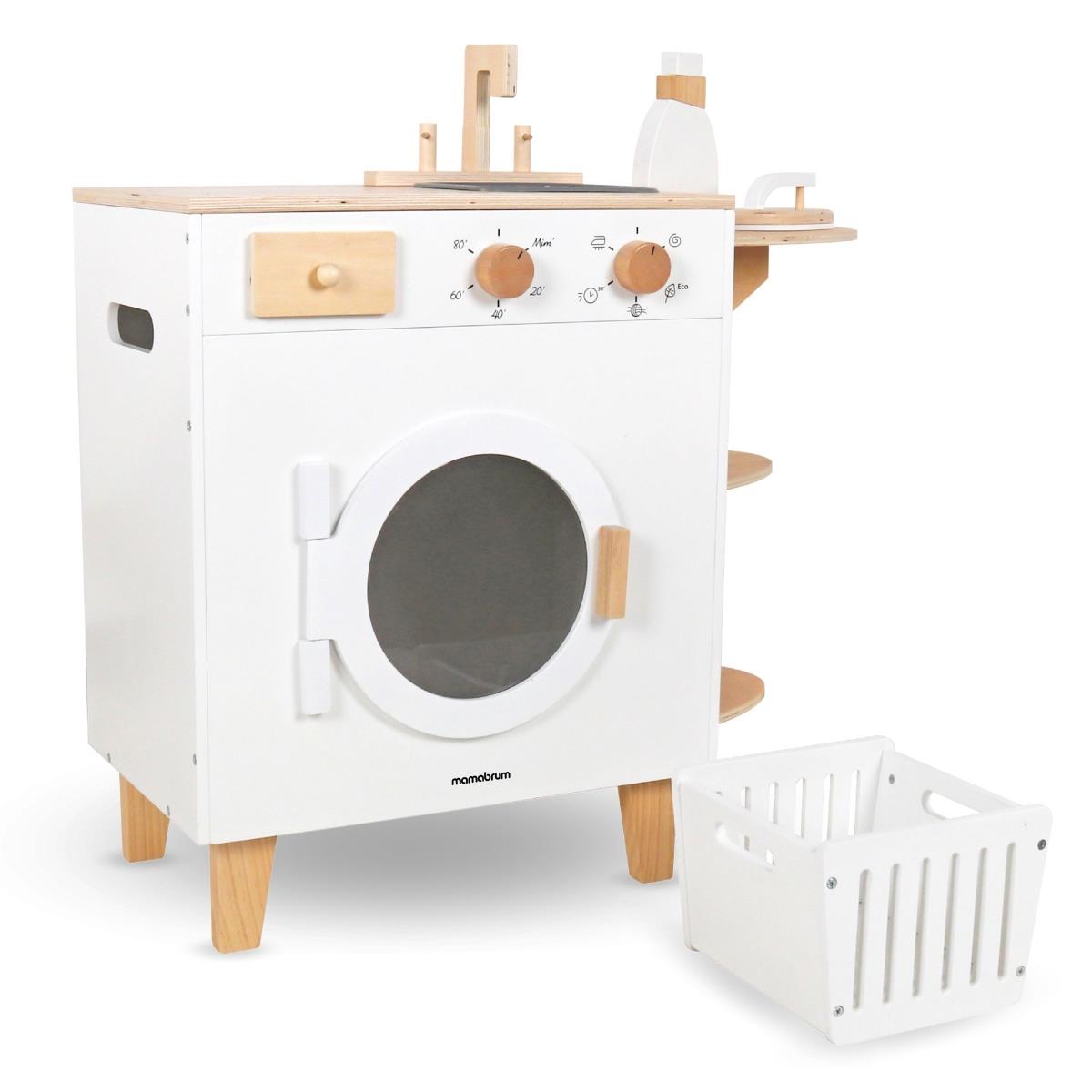 Máquina de lavar roupa em madeira com ferro de engomar, cesto e líquido de lavagem