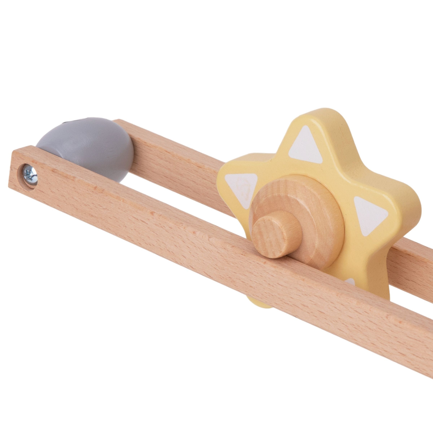 Uma grande pista de bolas de madeira - um escorregador com elementos giratórios