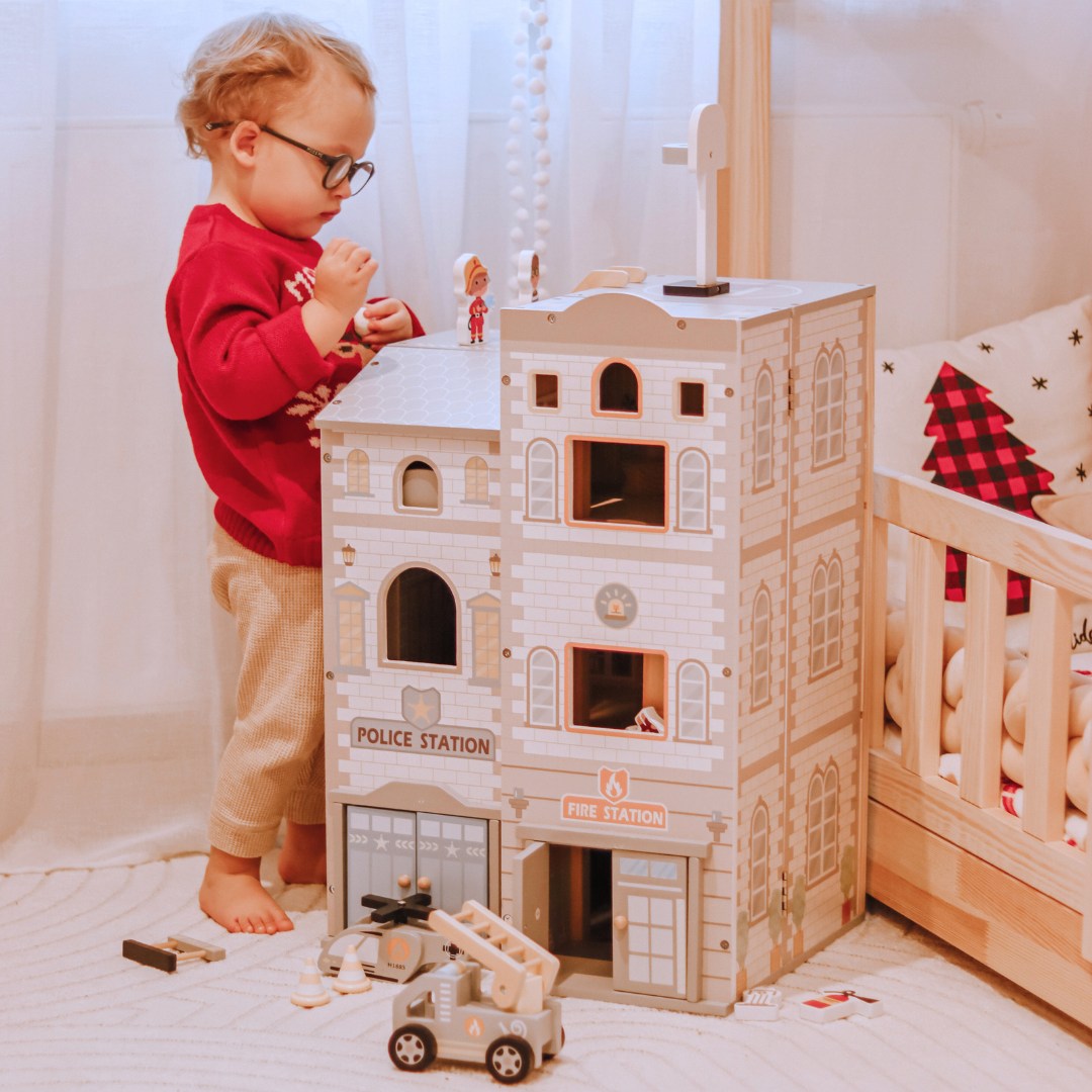 Grande corpo de bombeiros dobrável com delegacia - conjunto de madeira. Corpo de bombeiros e delegacia com acessórios.