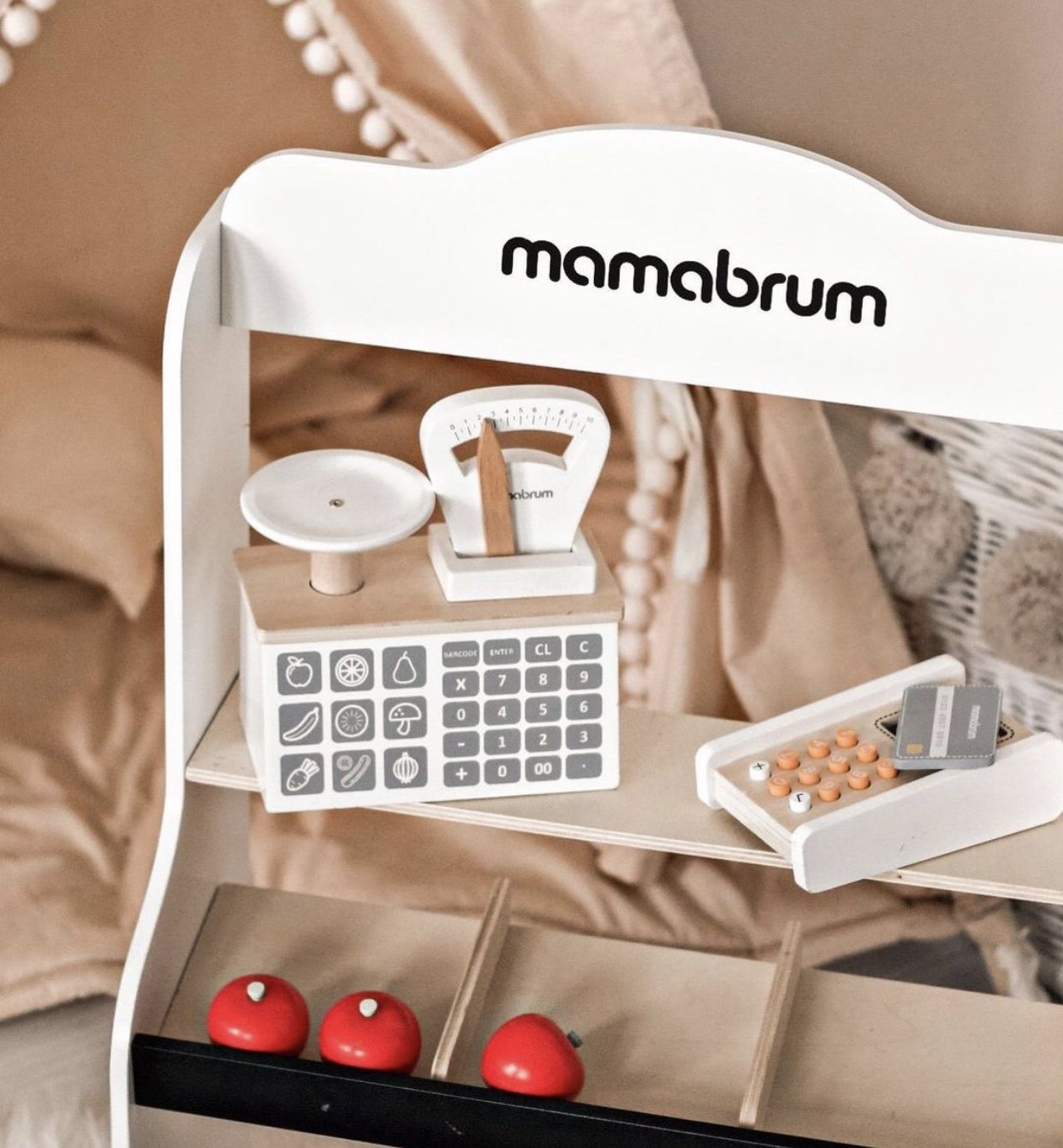 Minimercado - loja com balança, terminal, cartão de pagamento e fruta