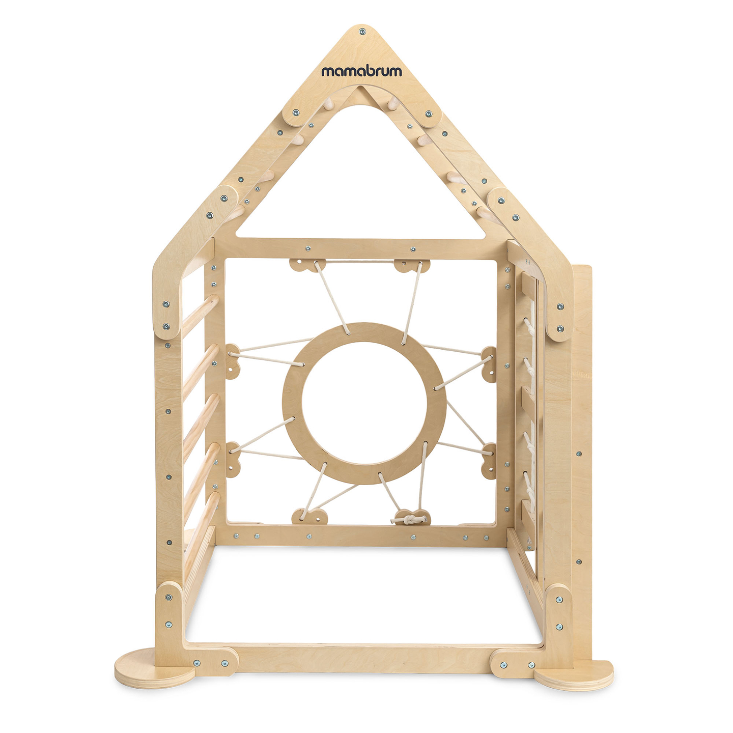 Playground interno de madeira para crianças - uma casa com escadas e um escorregador