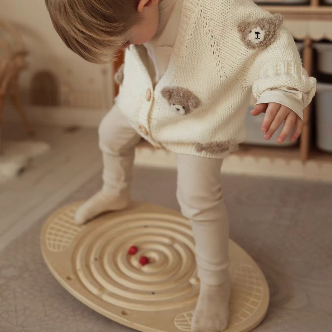 Prancha de equilíbrio de madeira com labirinto e bolas - um balancim