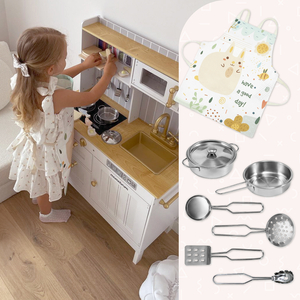 Cozinha branca em madeira com acessórios e avental