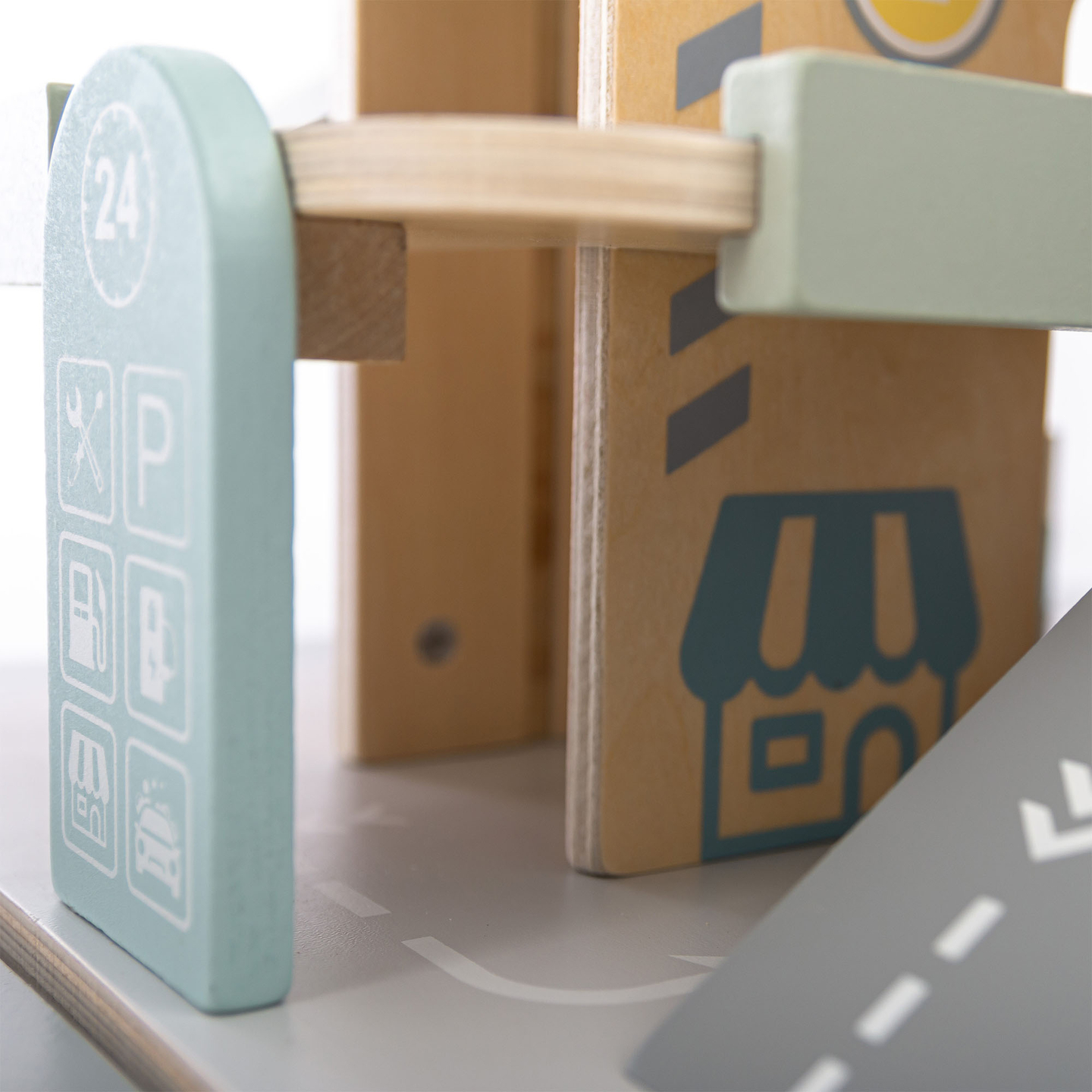 Garagem de madeira de três andares para crianças com acessórios – estacionamento, posto de gasolina, lava-rápido, helicóptero