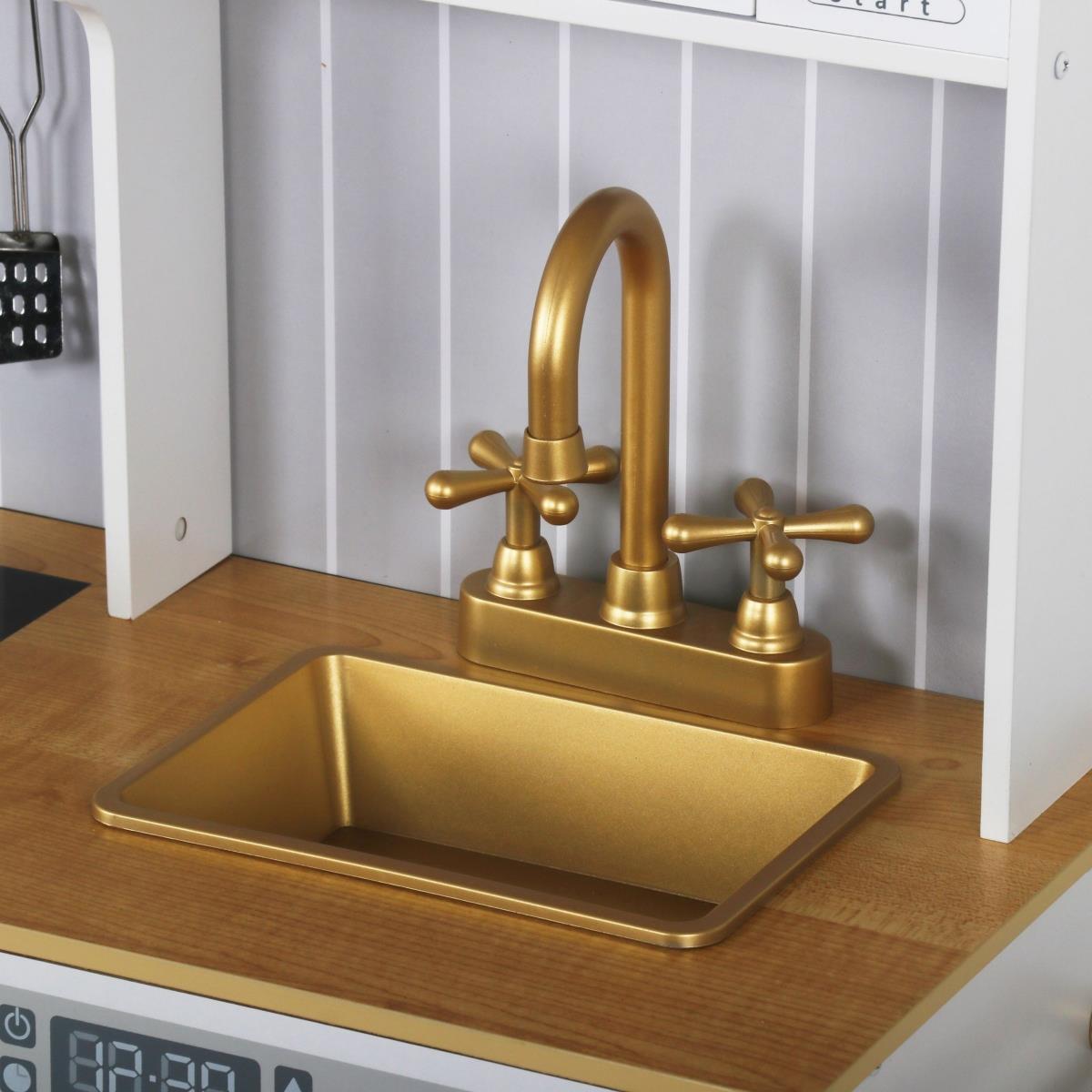 Cozinha branca em madeira com acessórios e avental