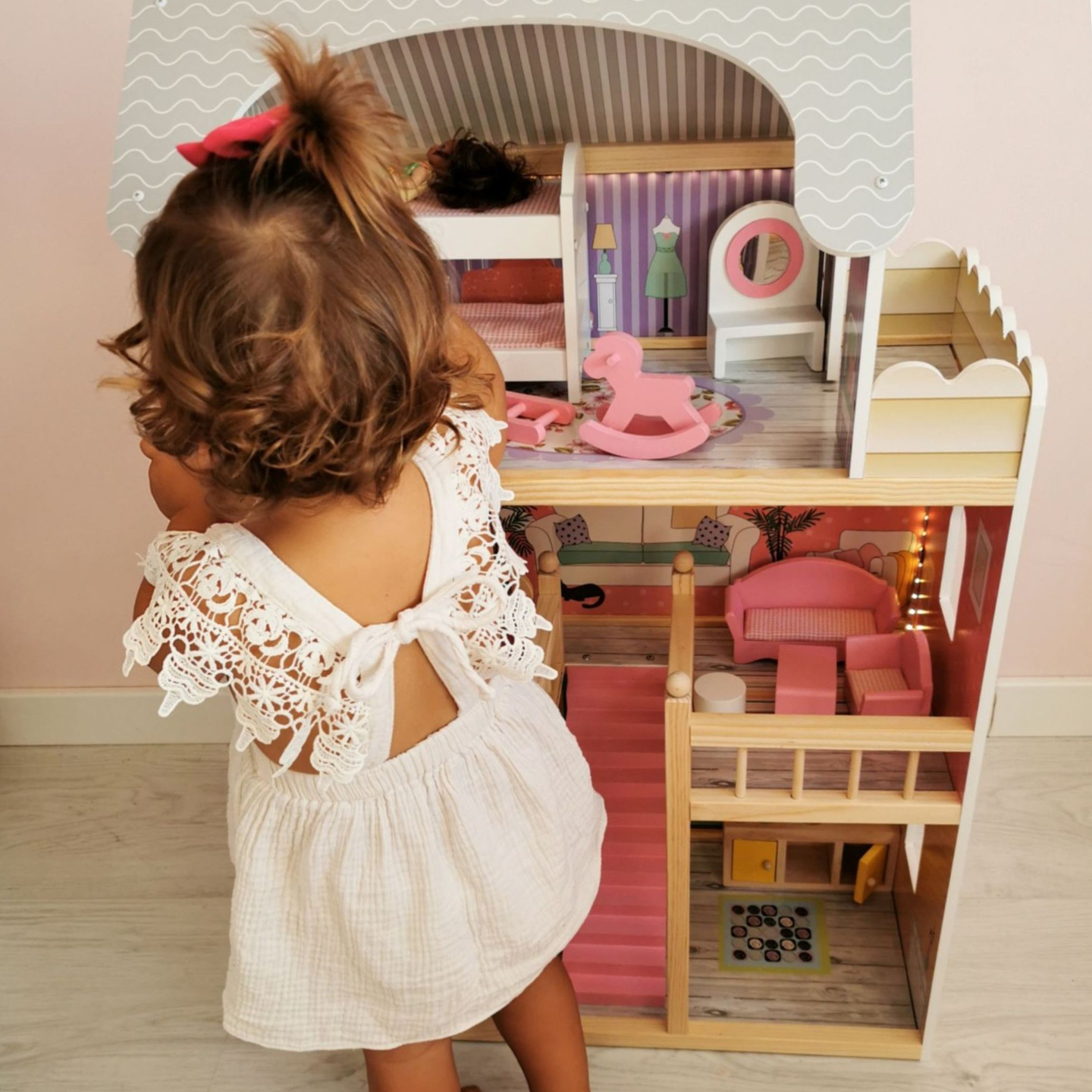 Grande casa de bonecas de madeira de 3 andares com terraço, conjunto de móveis e iluminação LED!