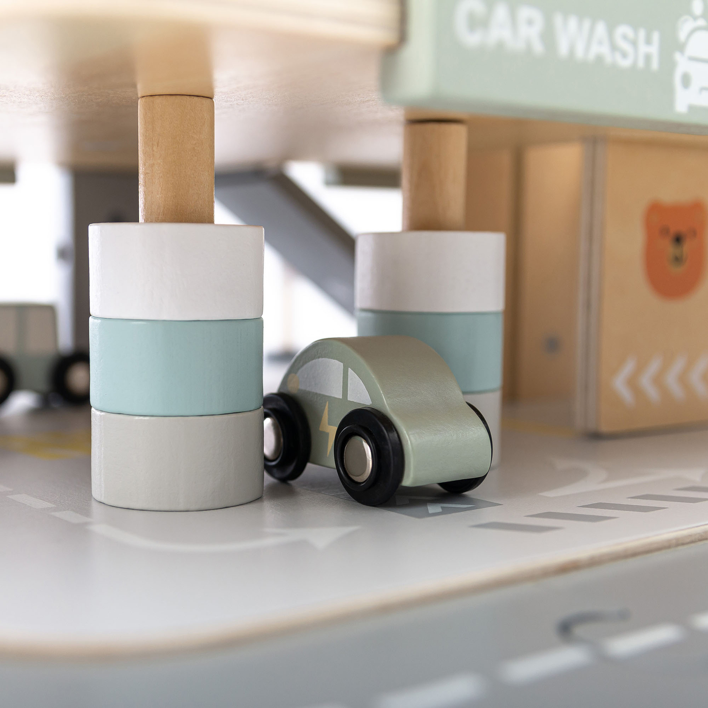 Garagem de madeira de três andares para crianças com acessórios – estacionamento, posto de gasolina, lava-rápido, helicóptero