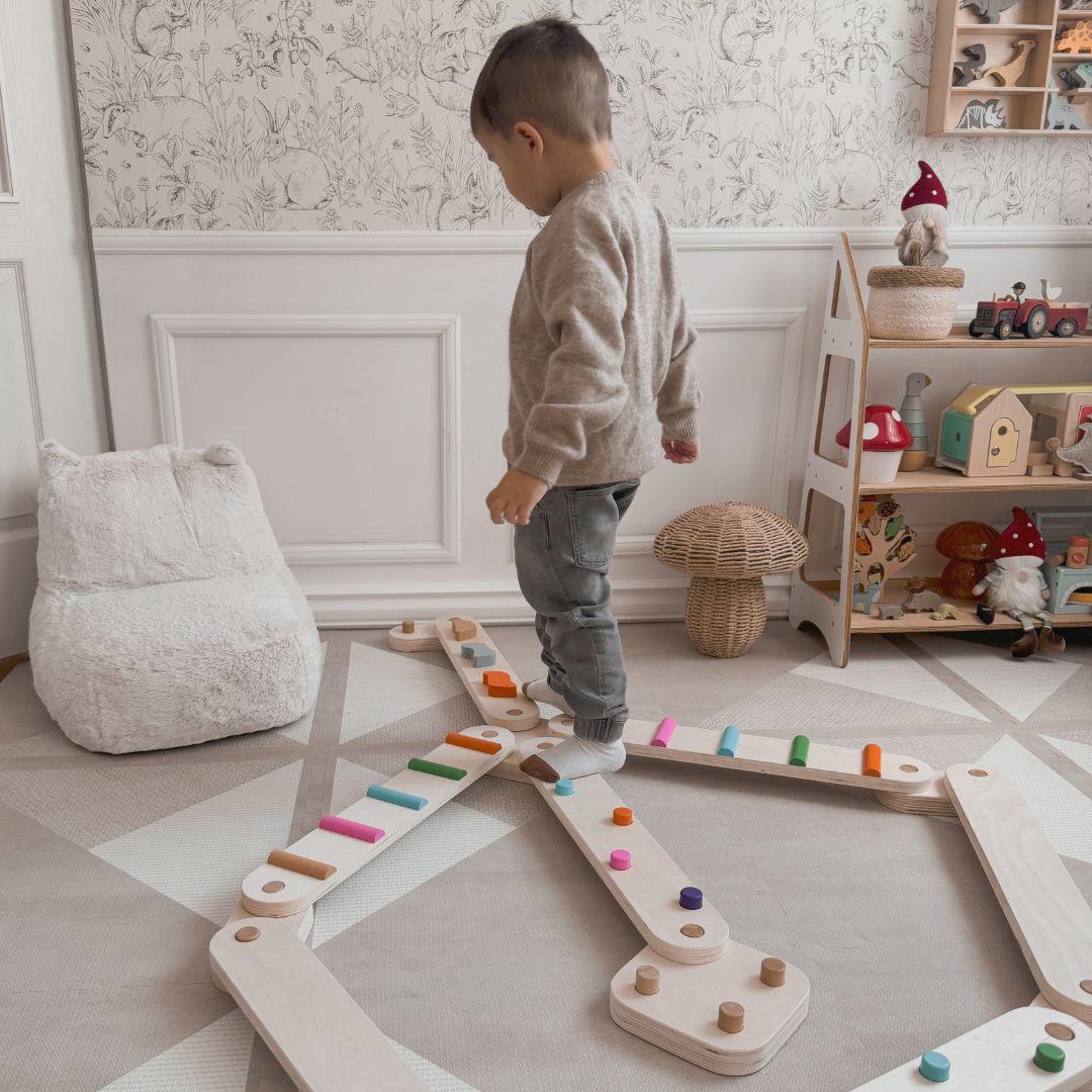 Pista de equilíbrio em madeira - caminho sensorial - 14 elementos