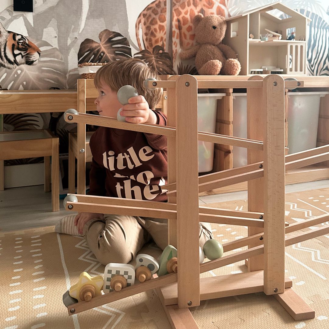 Uma grande pista de bolas de madeira - um escorregador com elementos giratórios