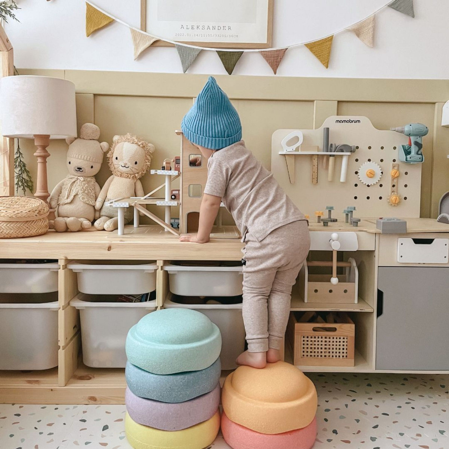 Estacionamento de três níveis em madeira com elevador - garagem para carros e helicóptero