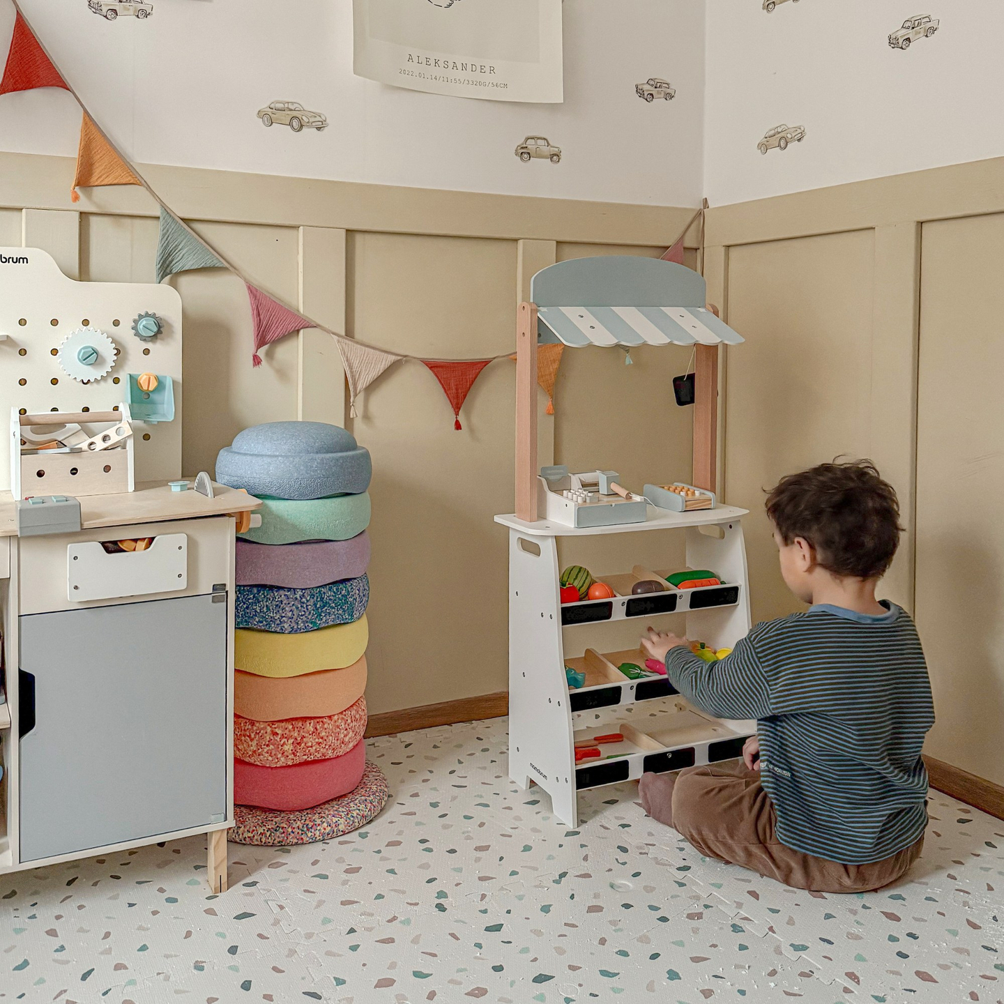 Mercearia - uma barraca de madeira com caixas, caixa registradora e terminal