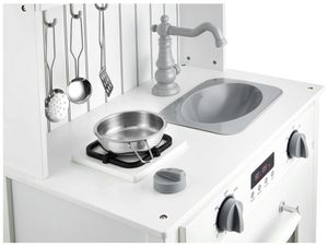 Cozinha de madeira branca com avental, acessórios e lâmpada LED