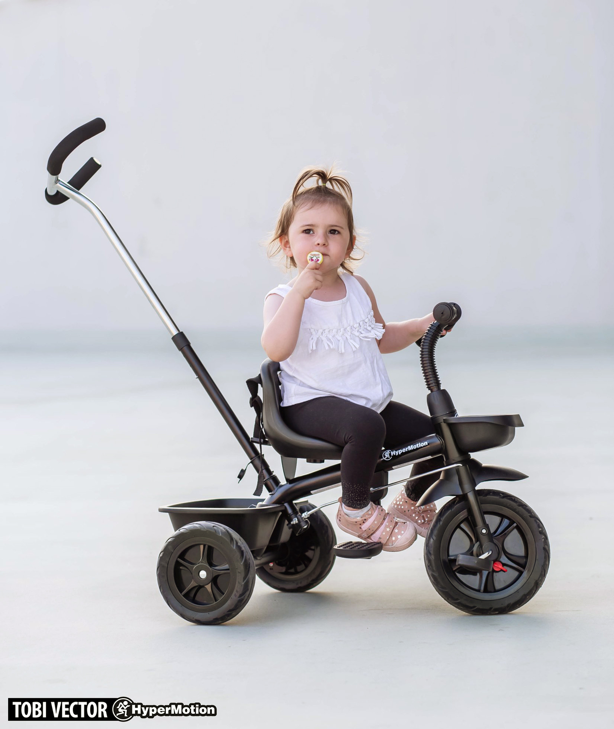 Triciclo HyperMotion TOBI VECTOR - rodas permanentemente infladas + empurrador. Cor preta.