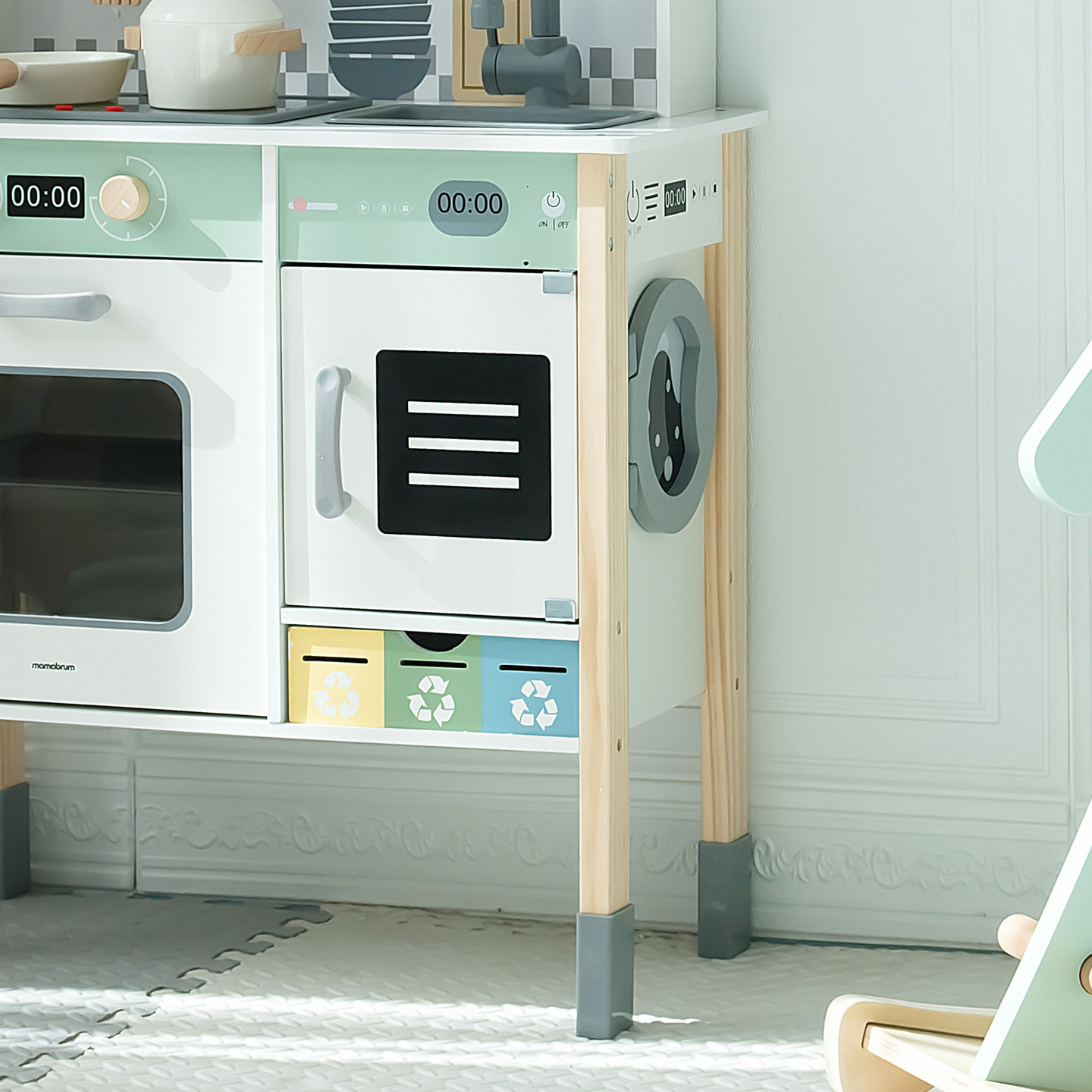 Cozinha interactiva com máquina de lavar roupa, máquina de lavar louça e quadro de giz