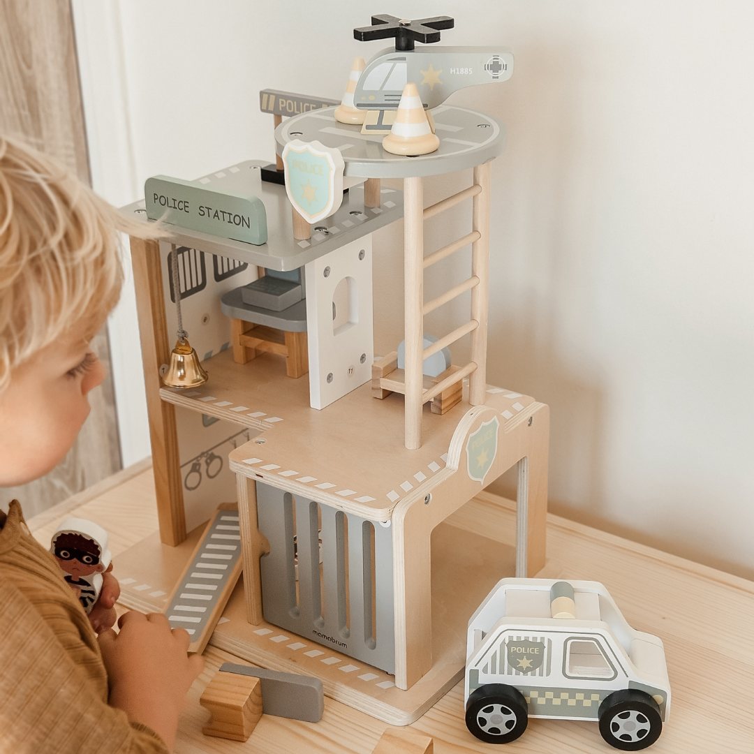 Delegacia de madeira com acessórios