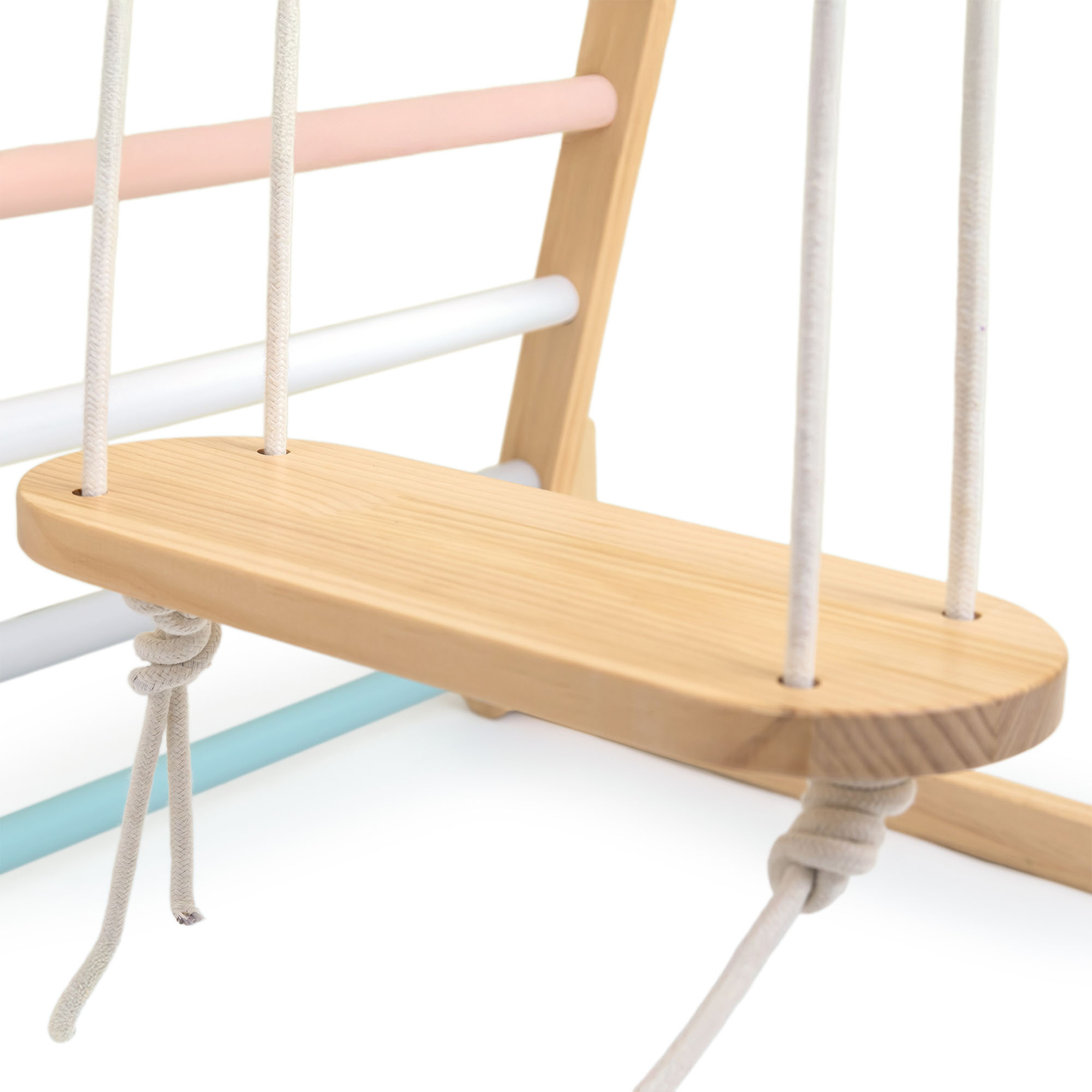 Parque infantil coberto de madeira com balanço, argolas de ginástica e rede de escalada