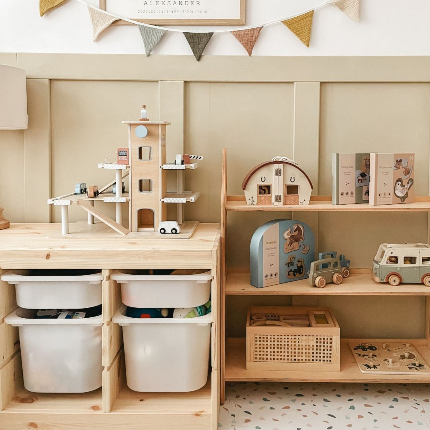 Estacionamento de três níveis em madeira com elevador - garagem para carros e helicóptero