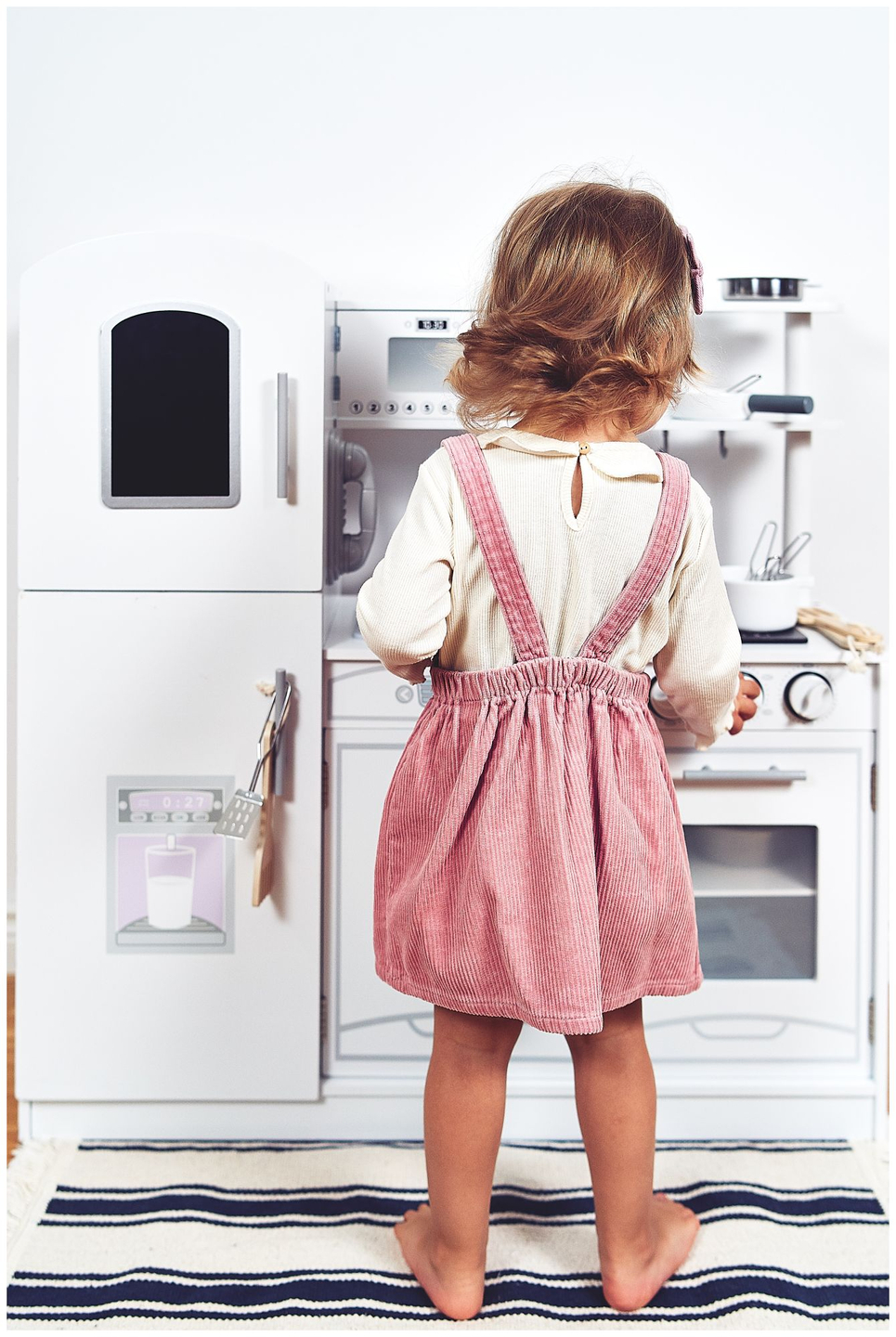 Grandes acessórios de cozinha brancos de madeira e avental