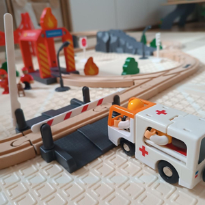 Trem de madeira, trem movido a bateria - Corpo de Bombeiros, trilhos, carros, pontes, barreira