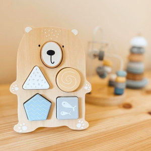 Um conjunto de brinquedos de madeira - um entrelaçado colorido, uma pirâmide de focas, um classificador de ursinhos de pelúcia