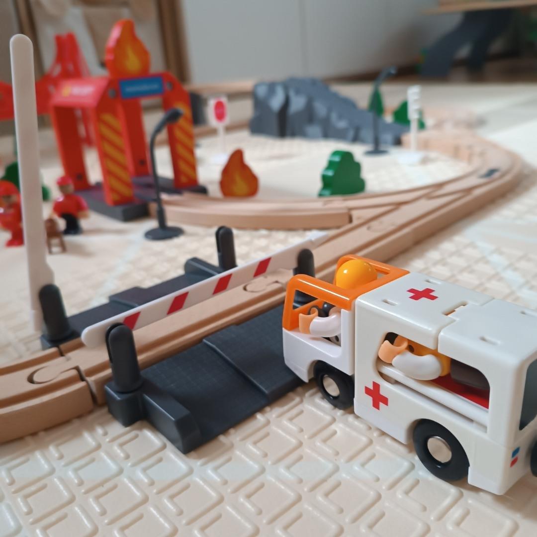 Trem de madeira, trem movido a bateria - Corpo de Bombeiros, trilhos, carros, pontes, barreira