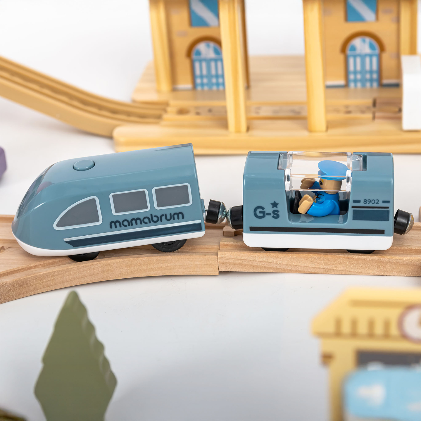 Ferrovia urbana de madeira com trem elétrico - guindaste móvel, navio, pontes