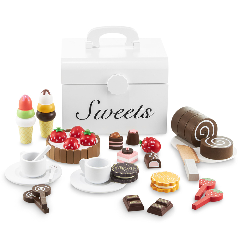 Caixa de madeira com doces para corte, confeitaria