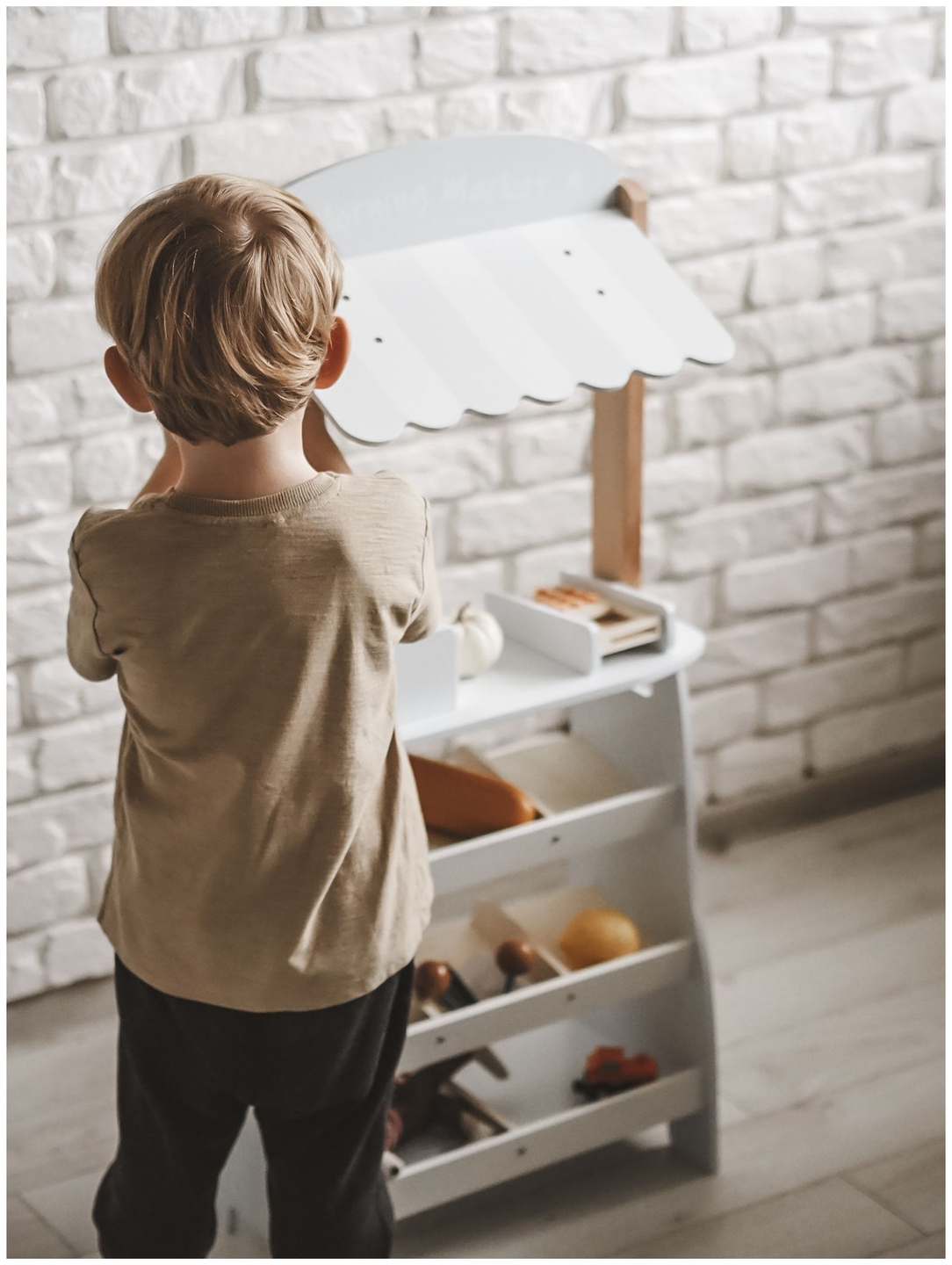 Mercearia - uma barraca de madeira com caixas, caixa registradora e terminal