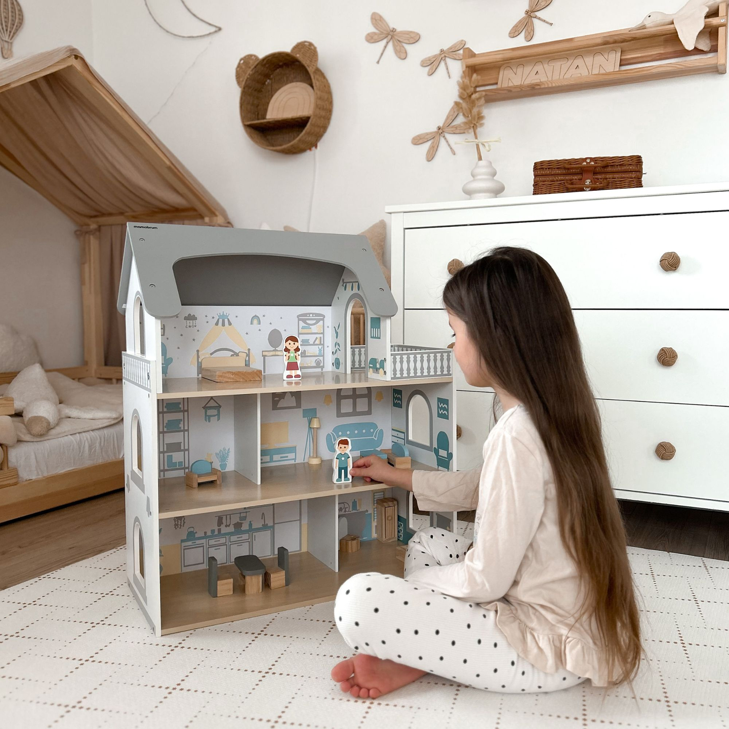 Casa de bonecas de madeira branca com terraço e acessórios