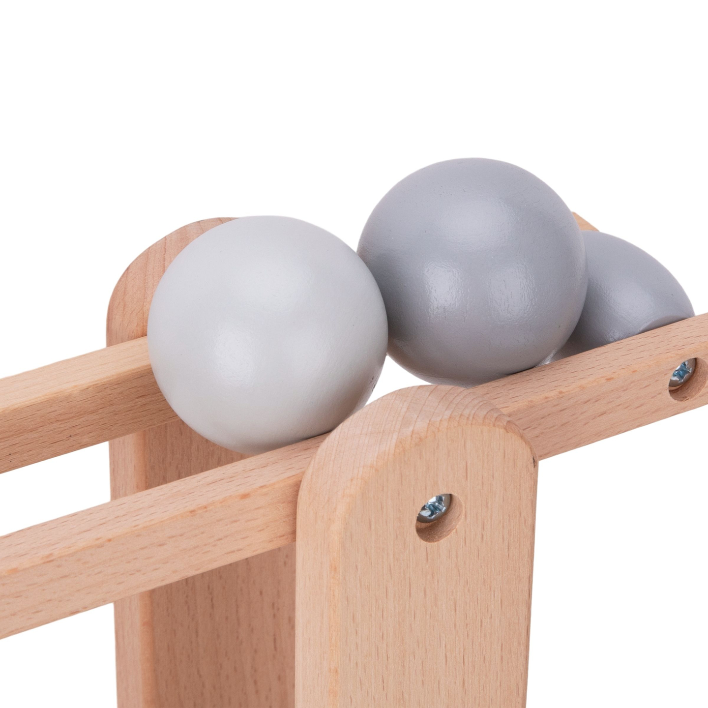 Uma grande pista de bolas de madeira - um escorregador com elementos giratórios