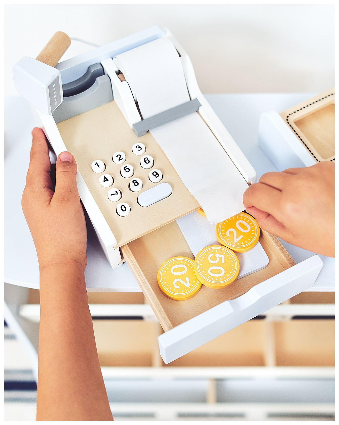 Mercearia - uma barraca de madeira com caixas, caixa registradora e terminal