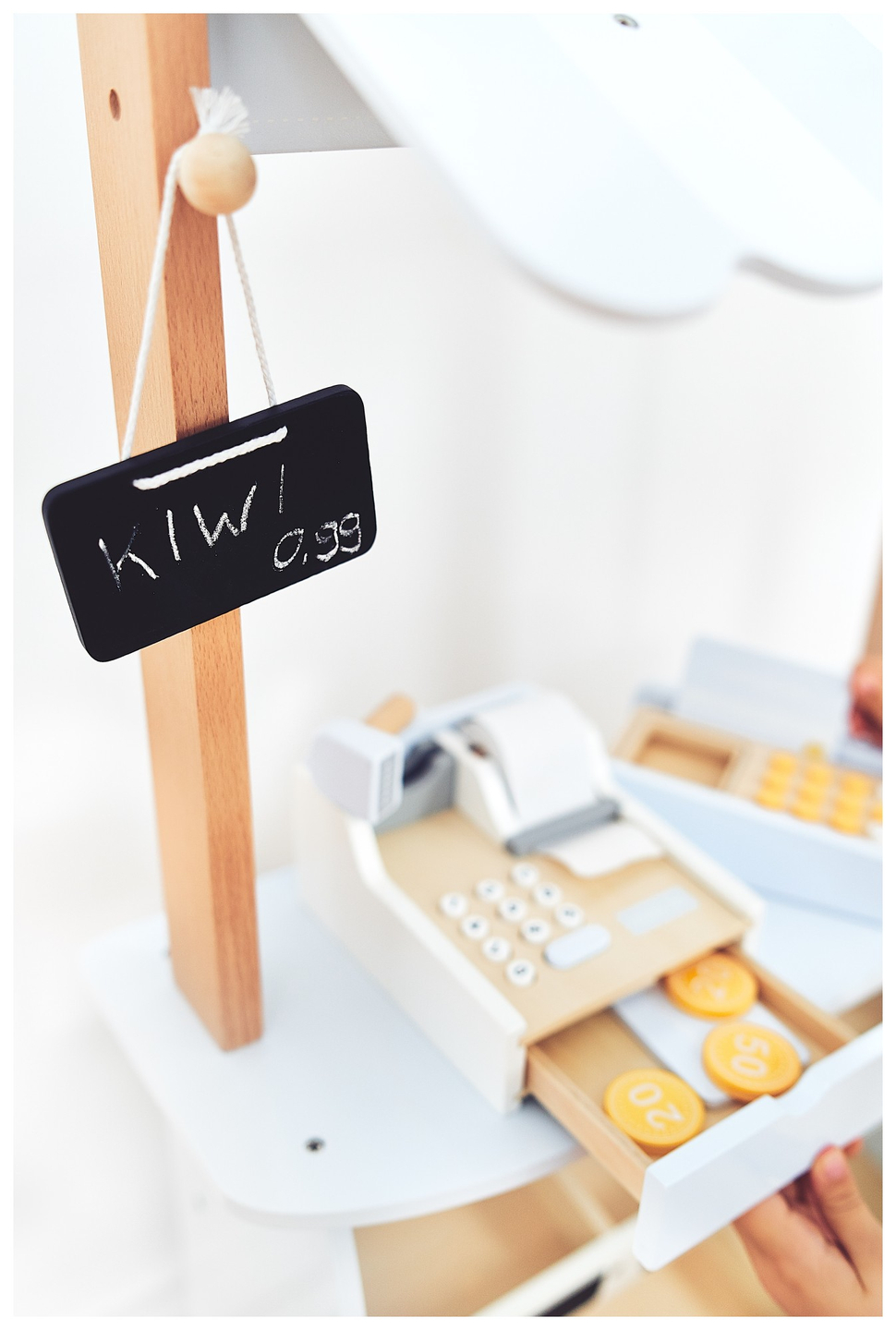 Mercearia - uma barraca de madeira com caixas, caixa registradora e terminal