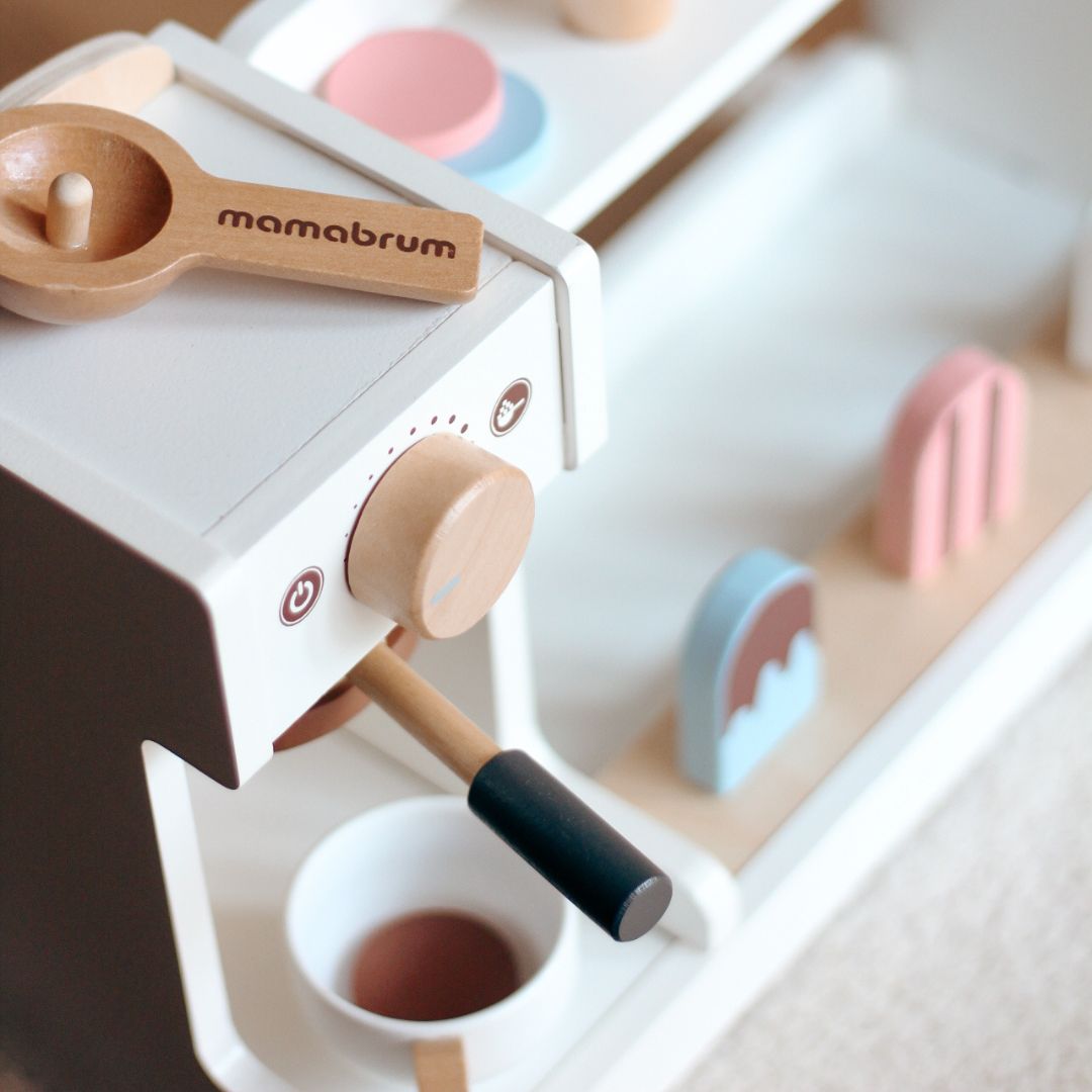 Sorveteria de madeira com máquina de café - café com acessórios