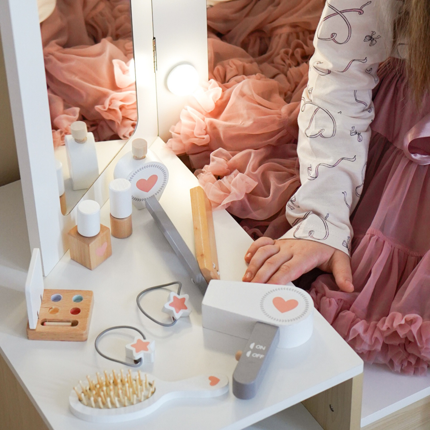 Penteadeira de madeira para crianças com cadeira, acessórios e iluminação LED