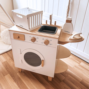 Máquina de lavar roupa em madeira com ferro de engomar, cesto e líquido de lavagem