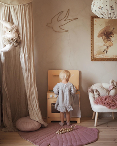 Cozinha de madeira com avental, acessórios e iluminação LED