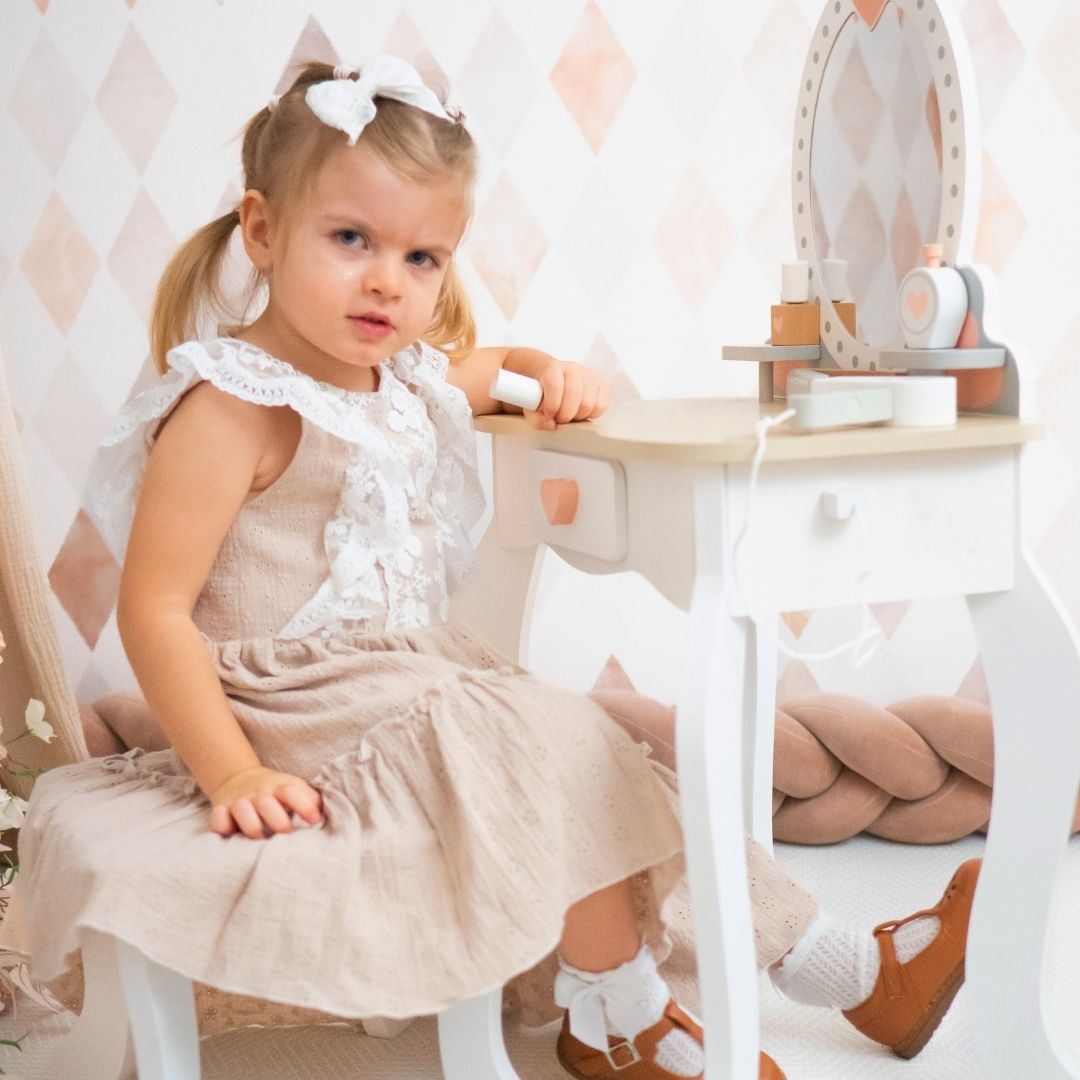 Penteadeira de madeira com banco e acessórios