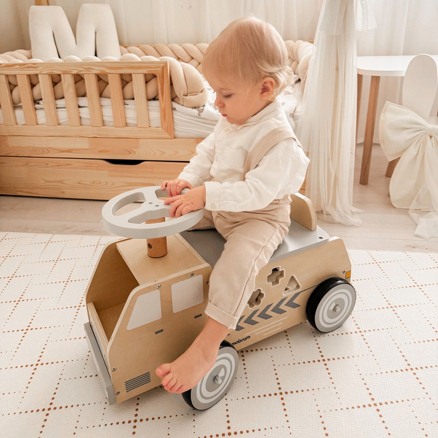 Passeio de madeira, carro, carro de brinquedo com blocos