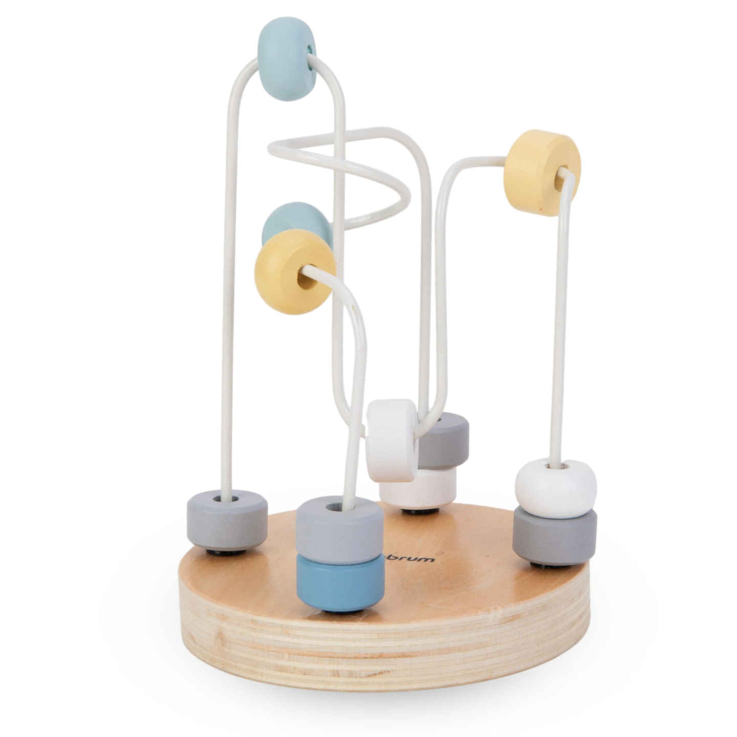 Um conjunto de brinquedos de madeira - um entrelaçado colorido, uma pirâmide de focas, um classificador de ursinhos de pelúcia