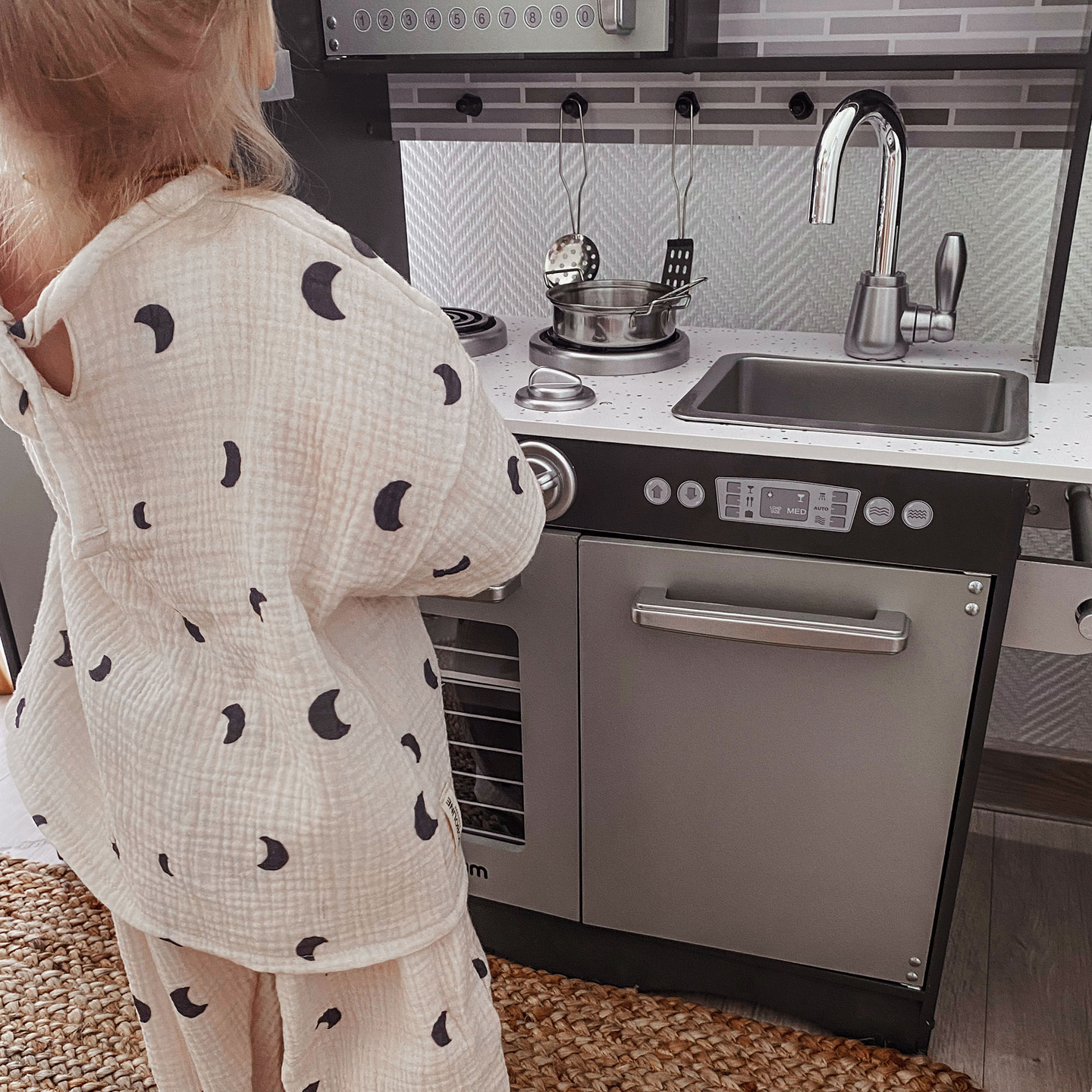 Cozinha XXL em madeira com iluminação LED, avental e acessórios